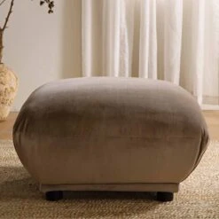 Gianni Pouffe, Mink Velvet -Entreprise Cc Shop BOSF 9678 TAUPE VEL STOOL scene3